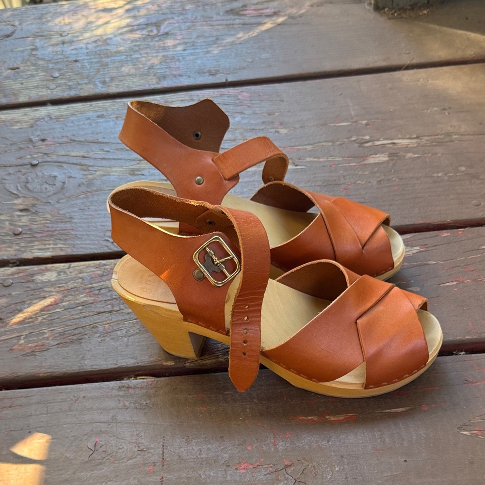 Stylish Tan Leather Women's Sandals